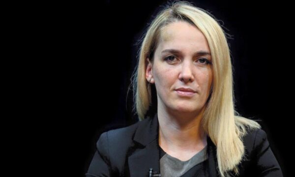 Kosova e Ndërtuar me Mbështetjen Amerikane: Kryeministri i Sotëm në Prag të Shkatërrimit të Arritjeve 26-Vjeçare