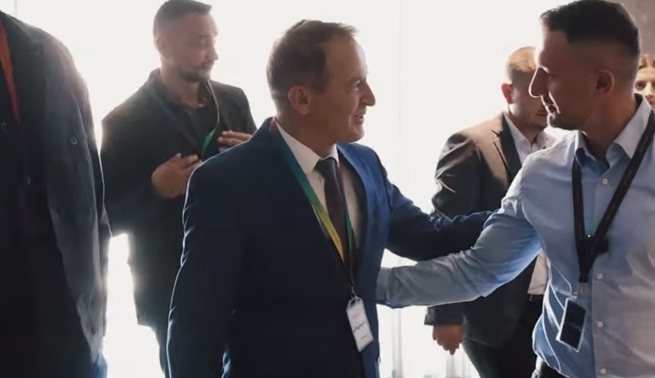 Ferit Idrizi angazhohet për investime prej 1 milion eurosh në mbështetje të rinisë së Vushtrrisë gjatë mandatit të tij të ri (VIDEO)