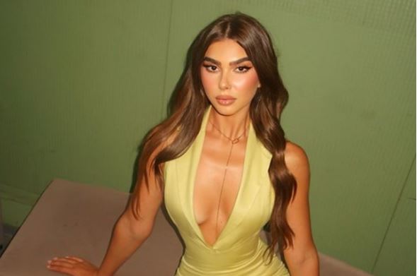 Miss Universe Albania Shkakton Buçimë në Rrjet, Shfaqet me Pozë Pjesshëm e Zhveshur