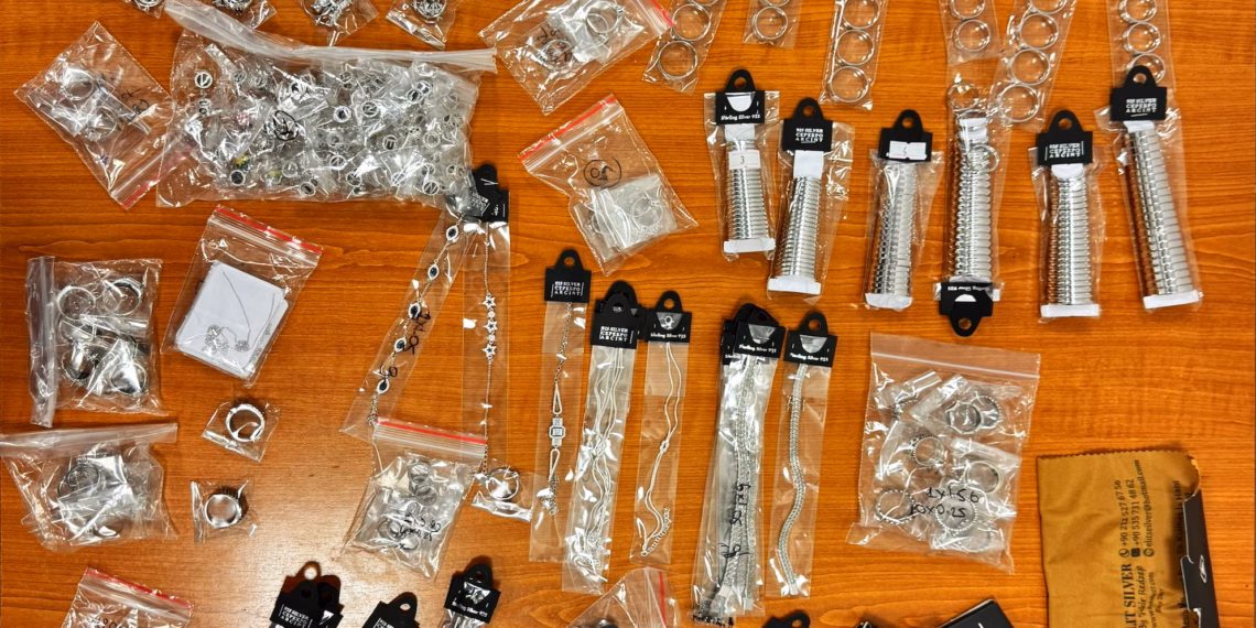 Pasagjeri kapet me stoli argjendi të padeklaruara në Aeroportin e Prishtinës nga Dogana