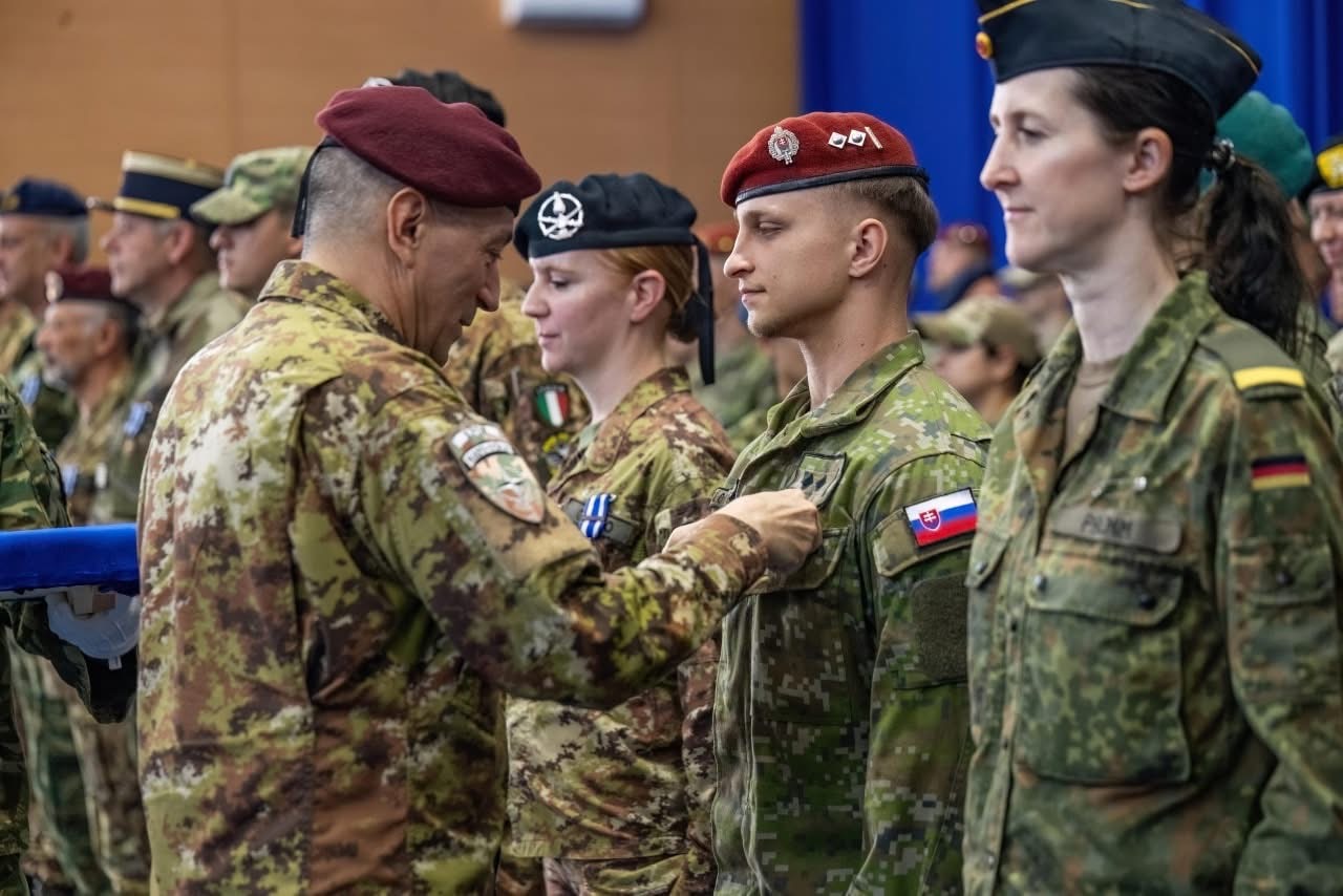 Barduani dekoron ushtarët për rolin e tyre të rëndësishëm në stabilizimin e Kosovës