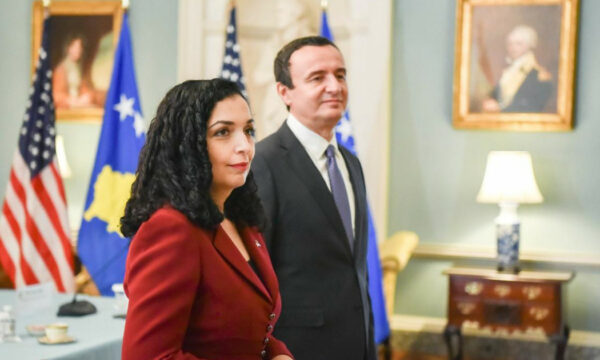 Kryeministri Kurti kalon vijat e kuqe me SHBA-në, ndërsa Presidentja Osmani përpiqet të ruajë marrëdhëniet diplomatike