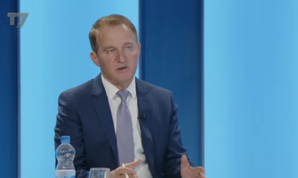 “Ferit Idrizi: Zgjidhja përfundimtare për qentë endacakë në Vushtrri – Sheshi dhe Tregu në fokus”