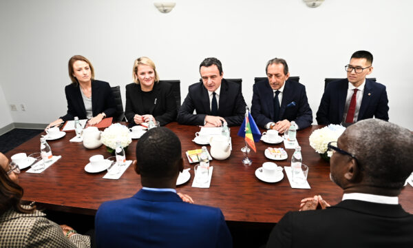 Kurti në axhendë të ngjeshur: Takimi i radhës me Kryeministrin e Grenadës, njofton ZKM-ja