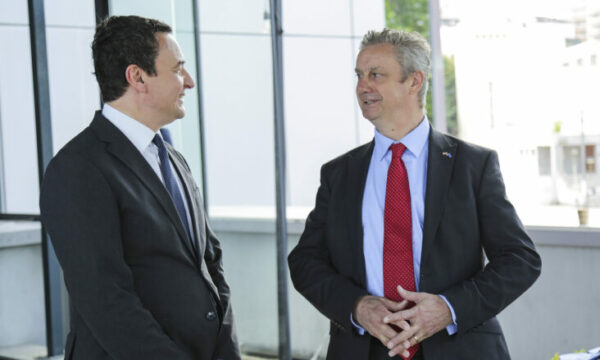 Kurtit u dërgon mesazhe serbëve: Hargreaves thekson zbatimin e ligjeve të Kosovës në arsim dhe shëndetësi, Asociacioni do të mbikëqyret në fund