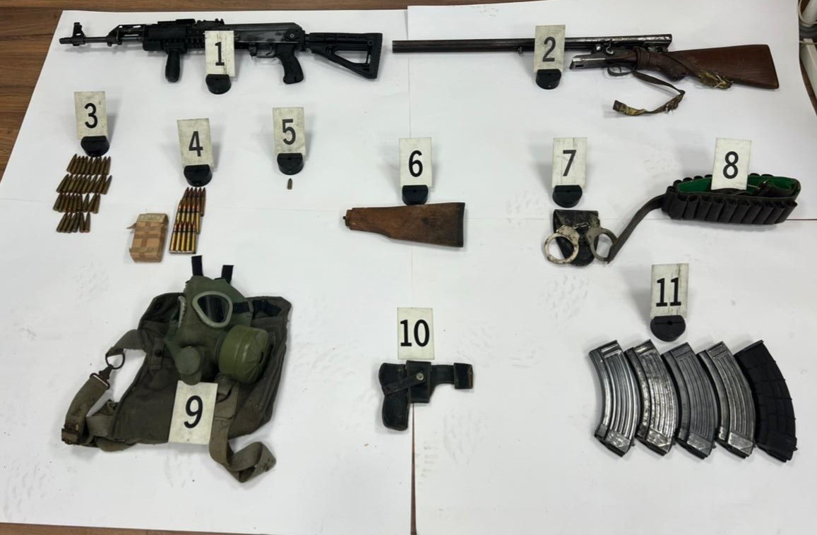 Aksion në Veri – Zbulohet dhe konfiskohet arsenal armësh dhe municioni në një bodrum