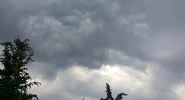 Qielli i mbuluar sot, reshjet e shiut në horizont