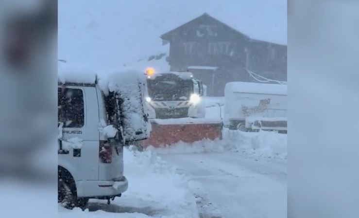 Reshjet e para të borës zbardhin Alpet Shqiptare