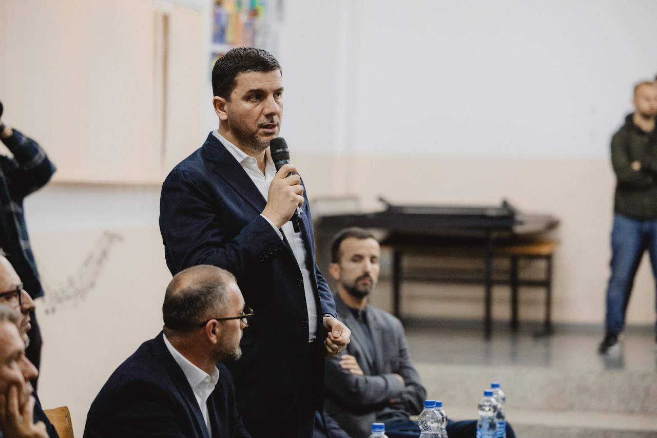 Krasniqi: Llapushniku gjithmonë ka vendosur PDK-në në krye, Petrit Hajdari triumfon pa balotazh më 12 tetor