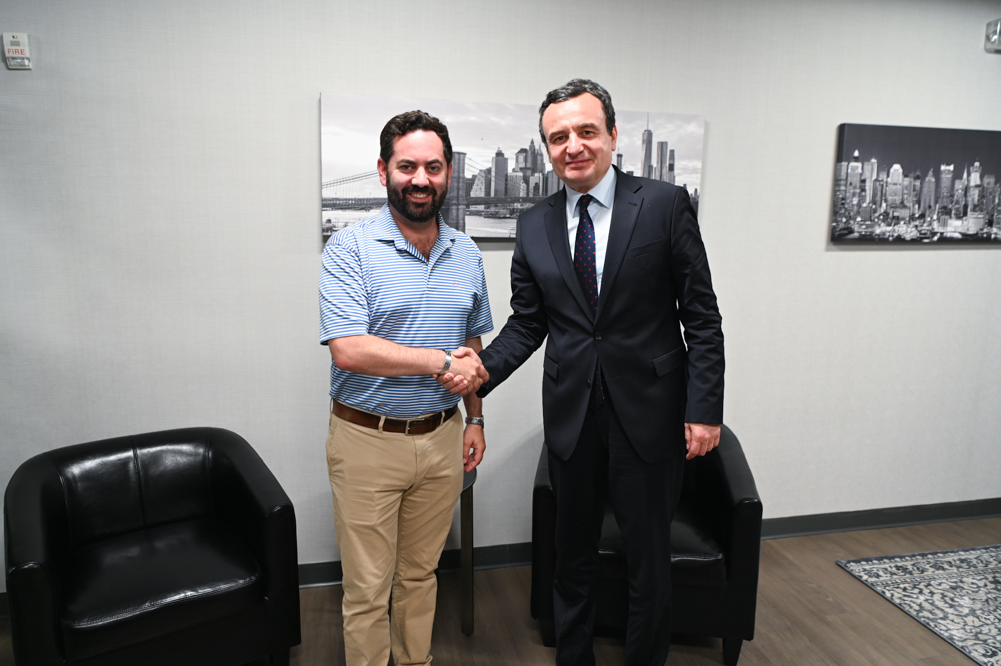 Kryeministri Kurti dhe kongresisti amerikan diskutojnë përforcimin e partneritetit Kosovë-SHBA dhe sfidat ballkanike