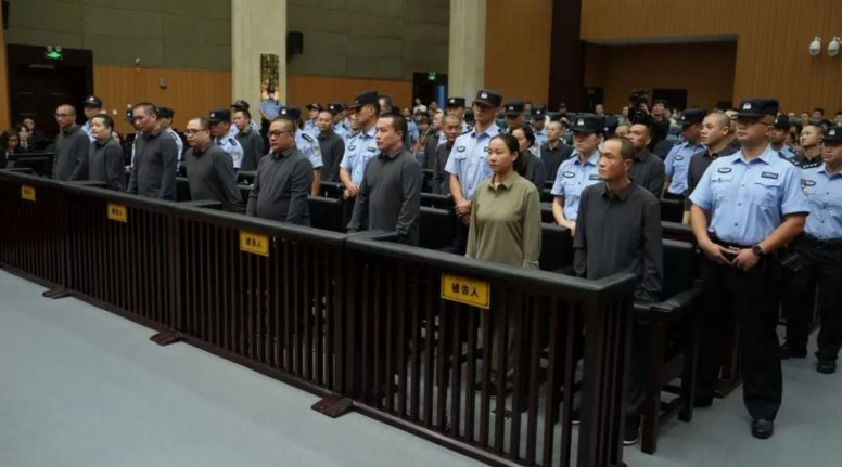Kina dënon me vdekje 11 pjesëtarë të një familjeje mafioze për mashtrime, trafik droge dhe prostitucion