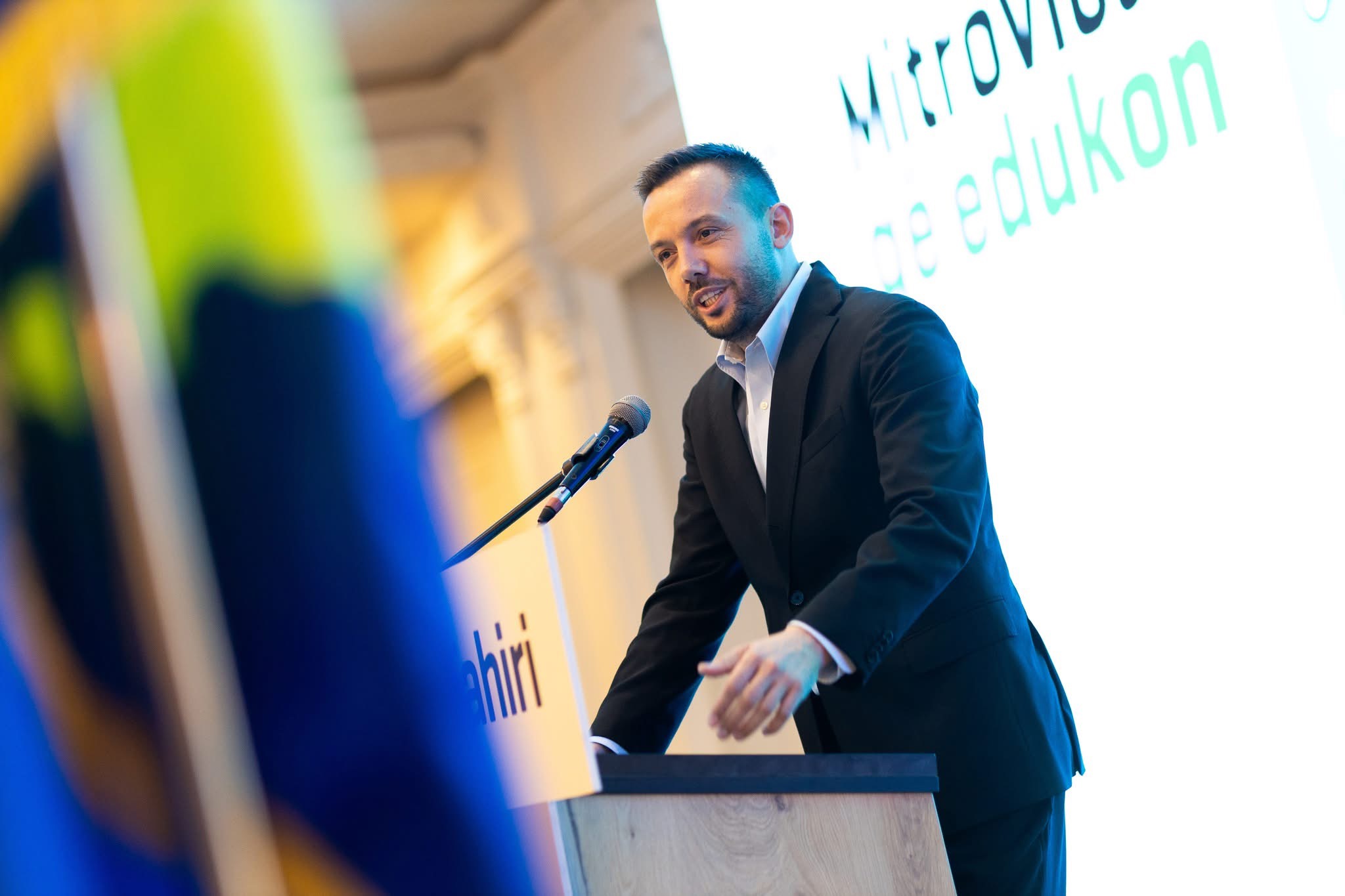 Arian Tahiri angazhohet me edukatorët dhe stafin arsimor në Mitrovicë, zoton investime të reja në sektorin e arsimit