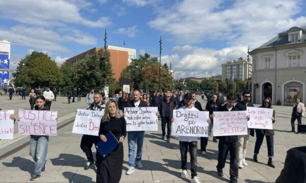 Protestë në Prishtinë: Kërkohet Drejtësi për Ish-Policin Arbnor të Ndaluar në Serbi