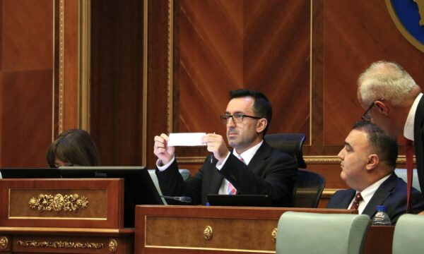 Goditja e dytë për Dimal Bashën: Kushtetuesja hedh poshtë pretendimin për mbarimin e Kuvendit pas gjobës prej 25 mijë eurosh.