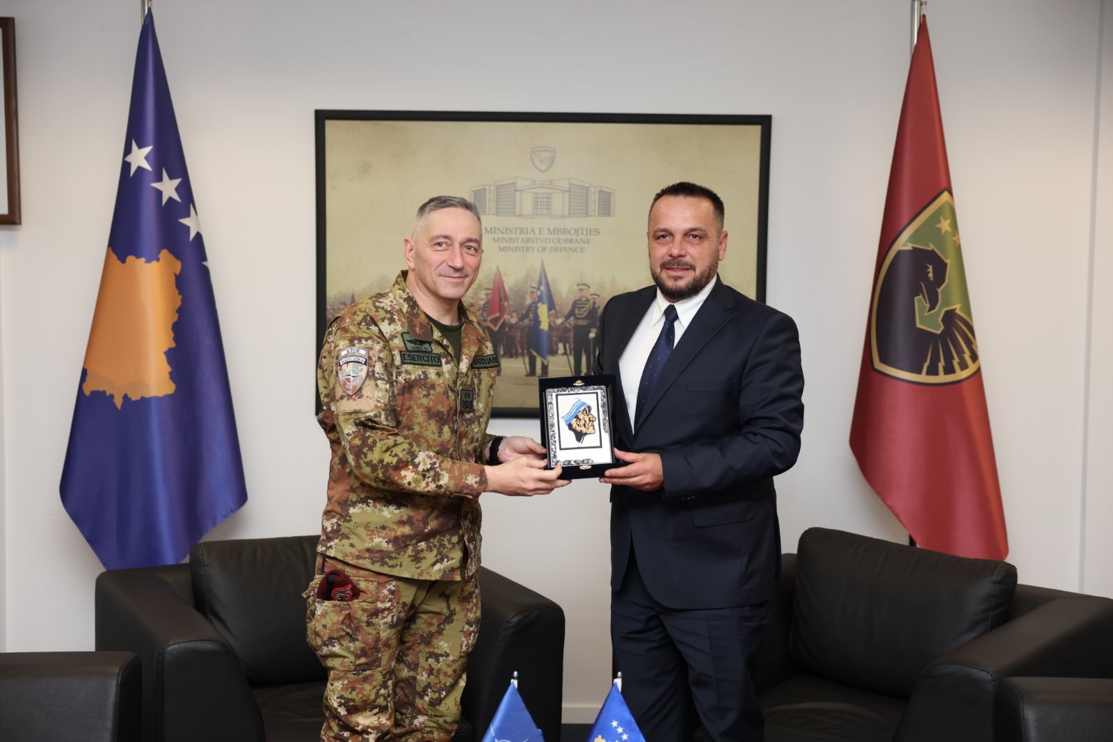 Komandanti i KFOR-it Burdani zhvillon takim lamtumirës në Kosovë