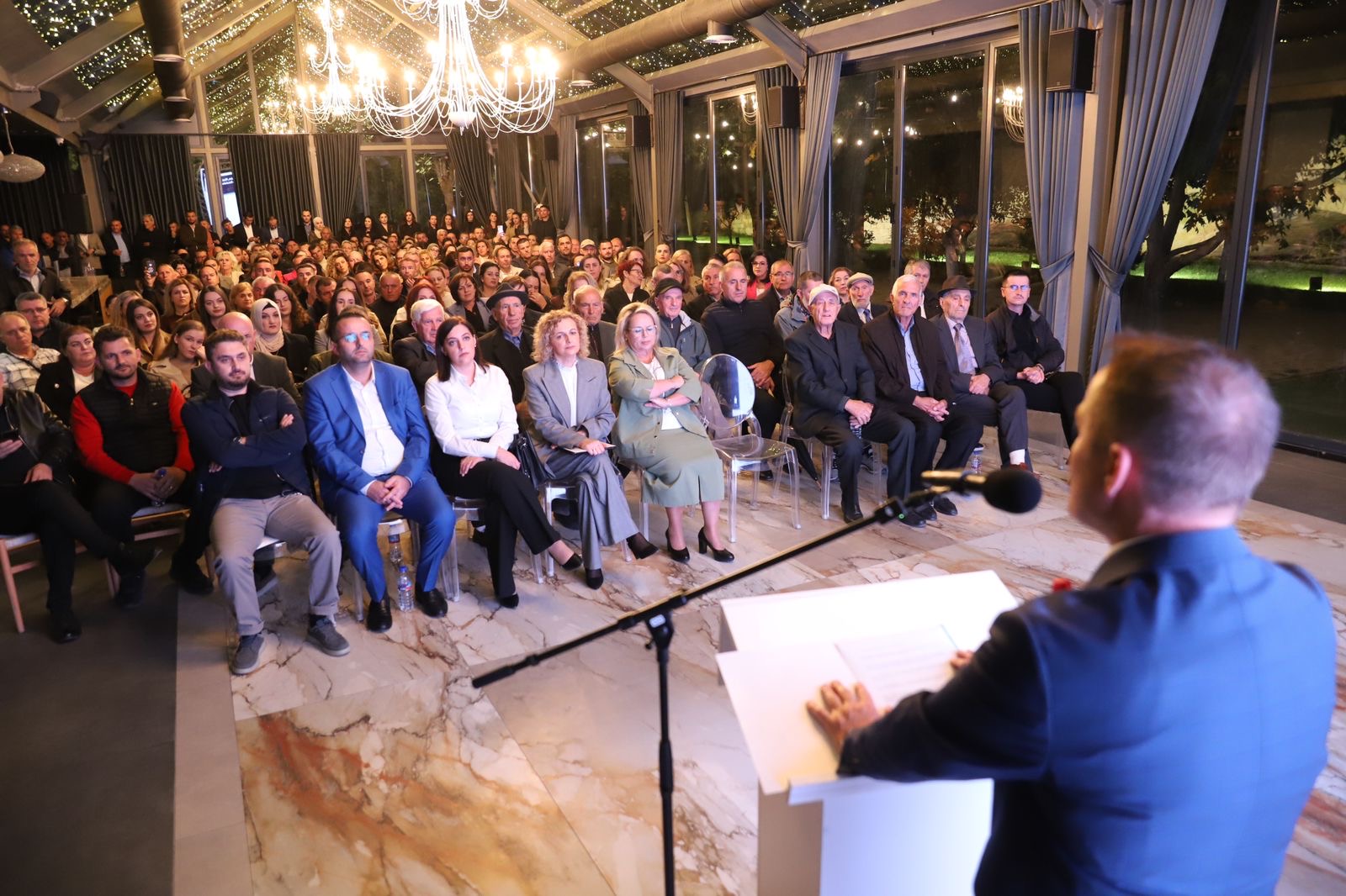 Ferit Idrizi Mirëpritet Me Ceremoni nga Mësimdhënësit