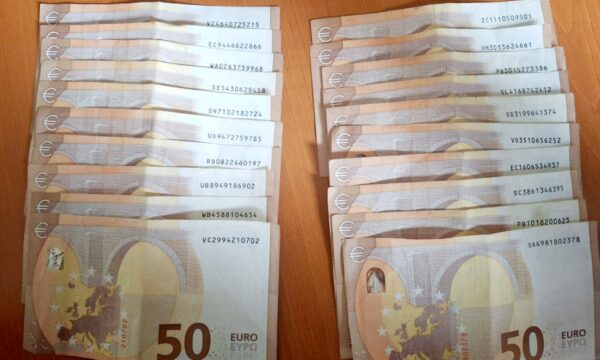 Dy qytetarë dorëzojnë 1950 euro të gjetura në qytet tek policia