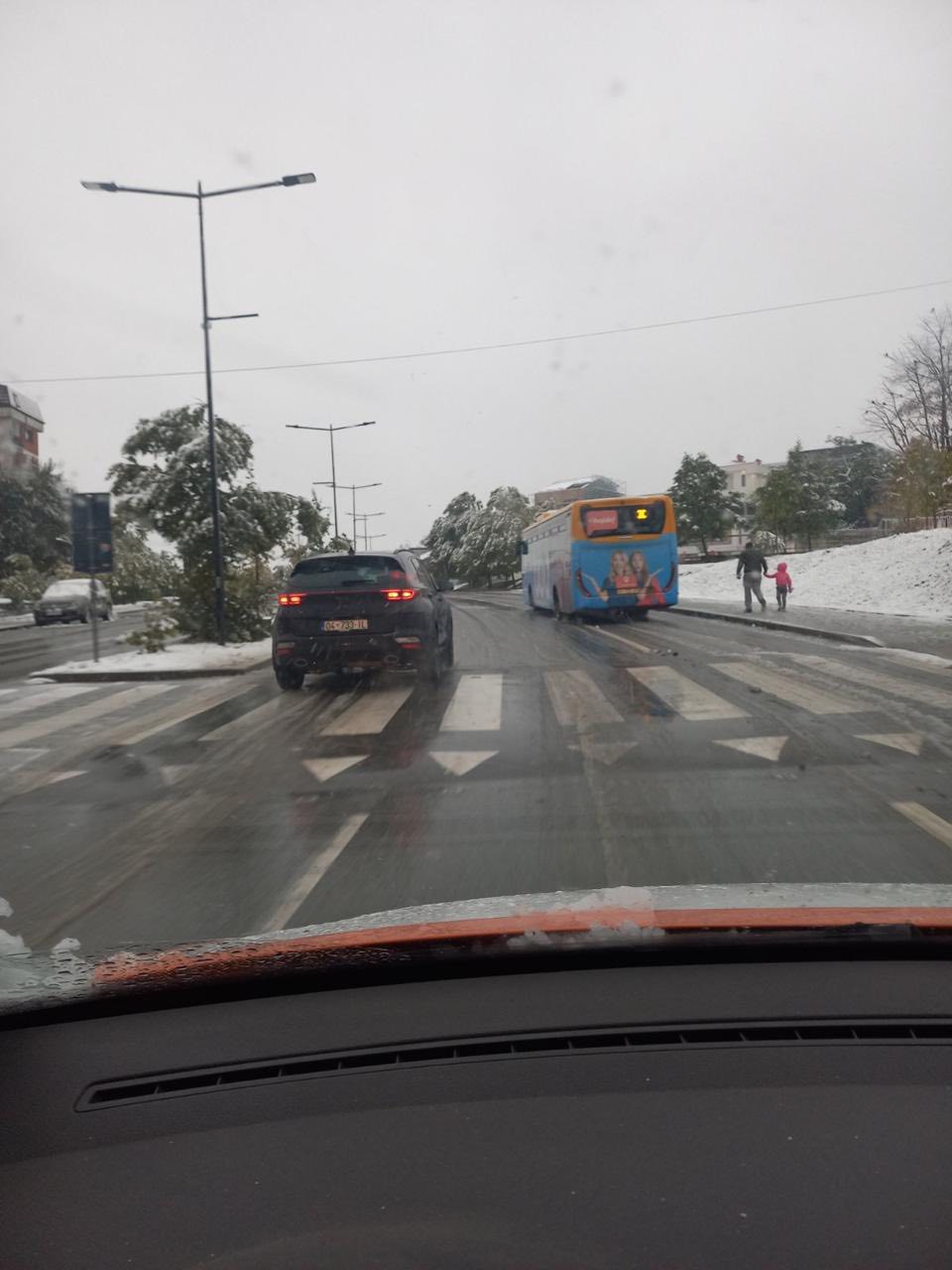 Ekipet e Prishtinës punojnë gjithë natën për rrugët e kalueshme