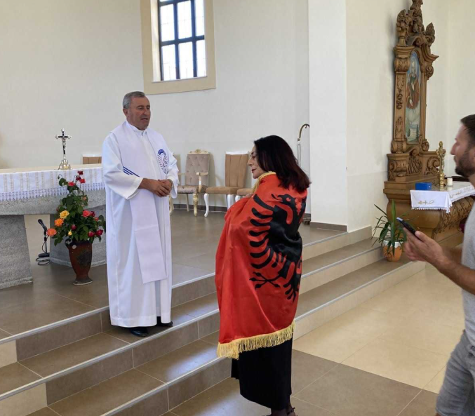 Luljeta Pula konvertohet në katolike në Kishën e Llapushnikut