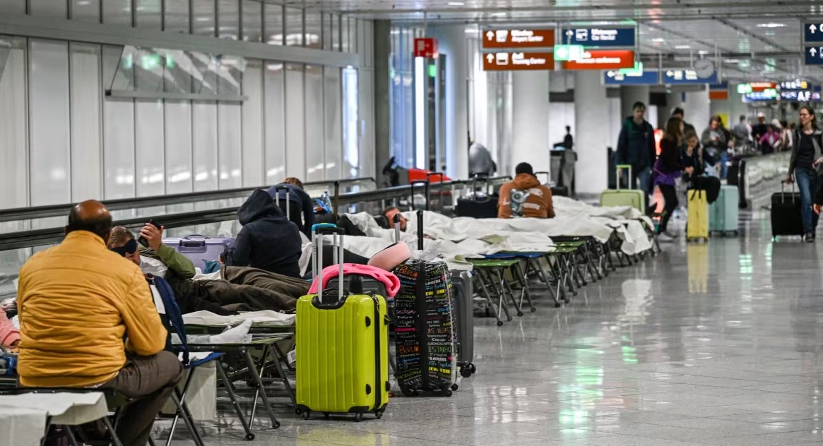 Dronët shkaktojnë përsëri mbylljen e aeroportit të Mynihut