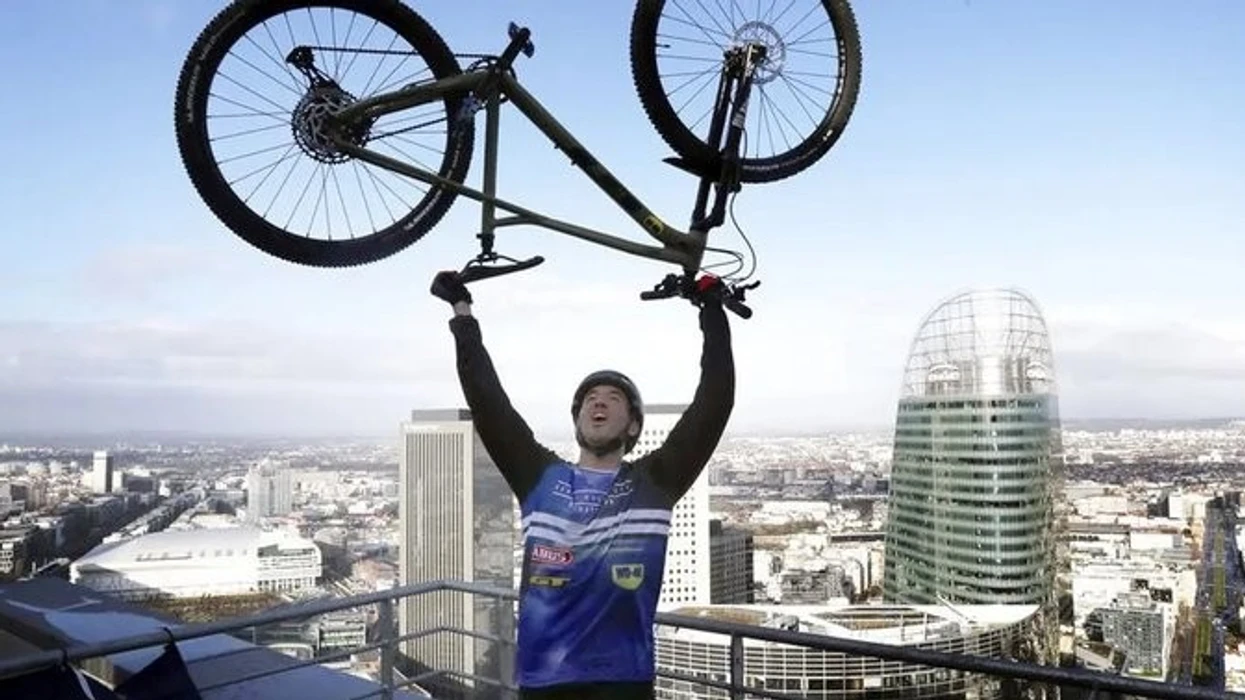 Ngjitje e Kullës Eiffel me biçikletë për 12.5 minuta