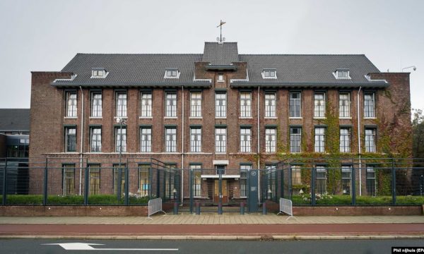 Mbrojtësit në Hagë: Aktakuza e paarsyeshme, proces politik