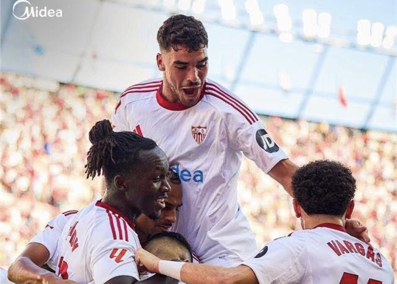 Sevilla mposht Barcelonën, katalanasit humbin vendin e parë