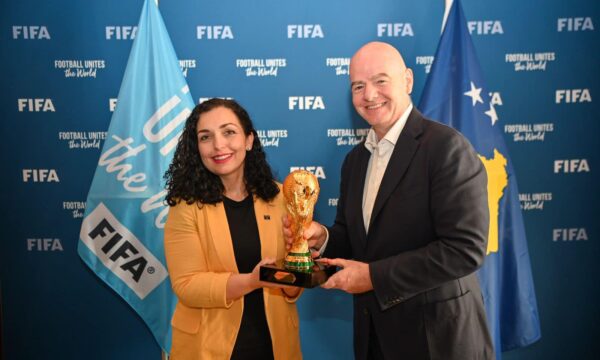 Presidentja Osmani nderon kreun e FIFA-s Infantino në Kosovë