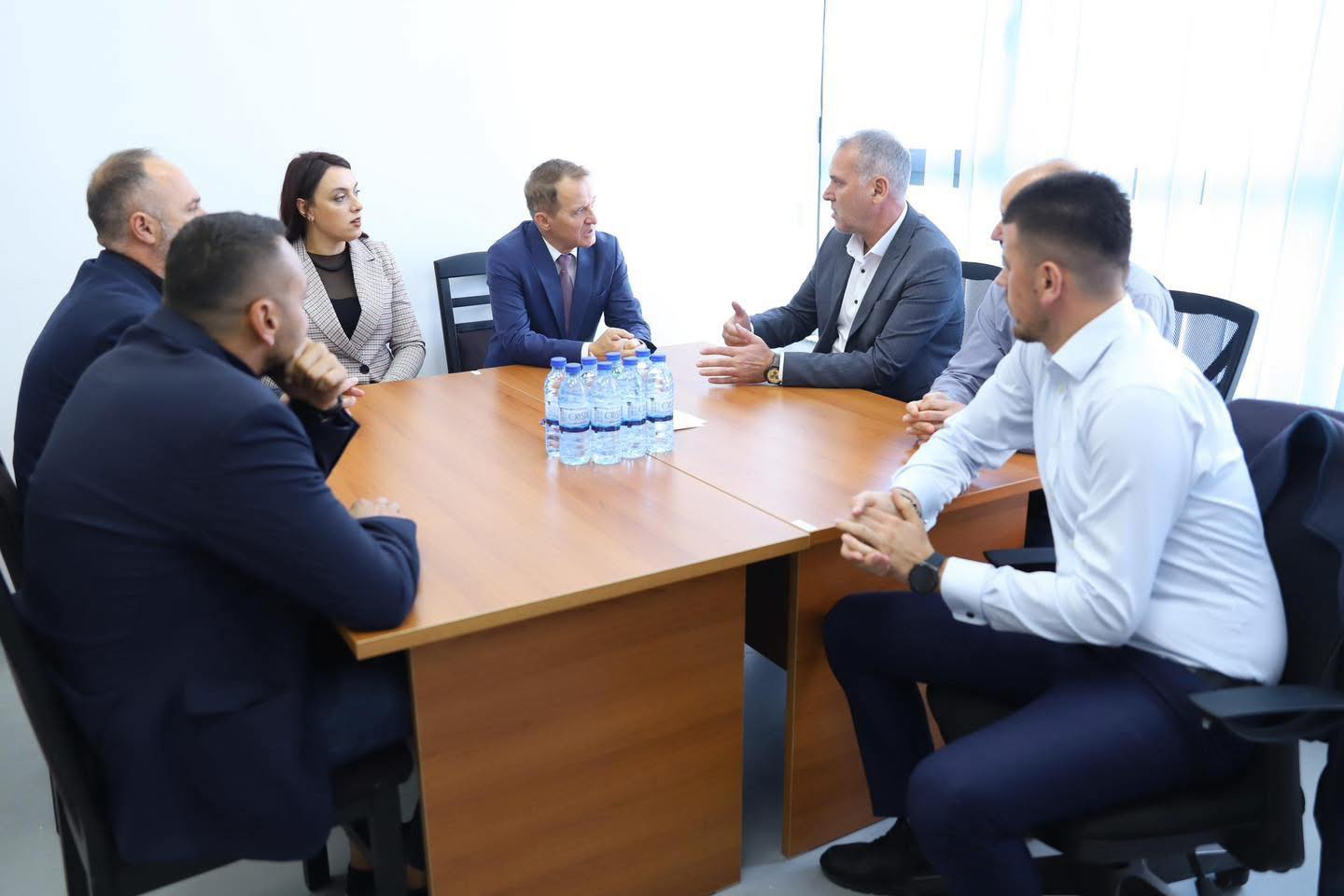 Ministri Idrizi Premton Fokus të Shtuar te Arsimi dhe Rinorët