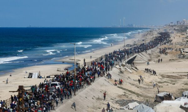 Palestinezët kthehen në shtëpi pas armëpushimit në Gazë