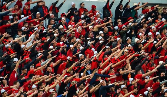 Mbështetësit kuqezinj pritet të mbërrijnë në Tiranë për ndeshjen Shqipëri-Serbi