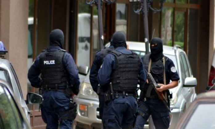 Pesë të arrestuar në Prizren për drogë dhe armë të paligjshme