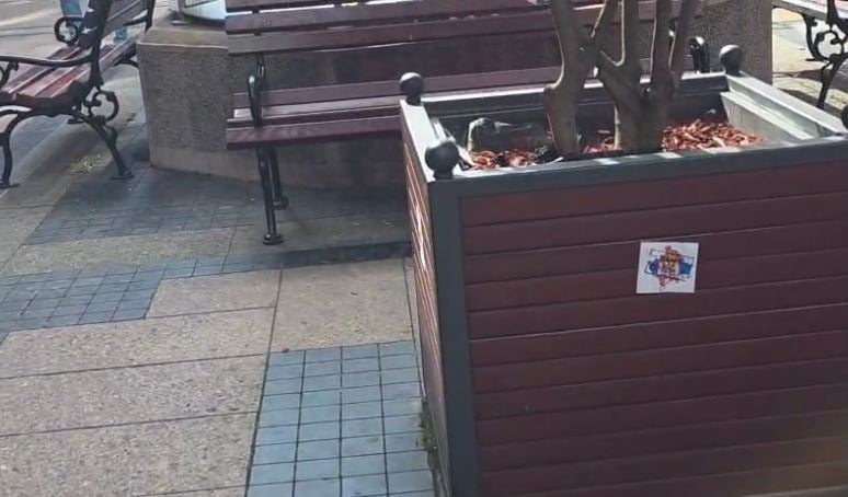 Harta e Kosovës me flamurin serb shfaqet pranë hotelit të Kombëtares