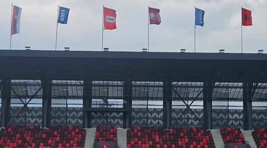 Flamuri shqiptar ngrihet sërish në ndeshjen Shqipëri-Serbi