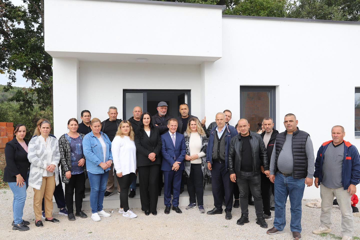 Idrizi përuron shtëpinë e re të komunitetit në Oshlan