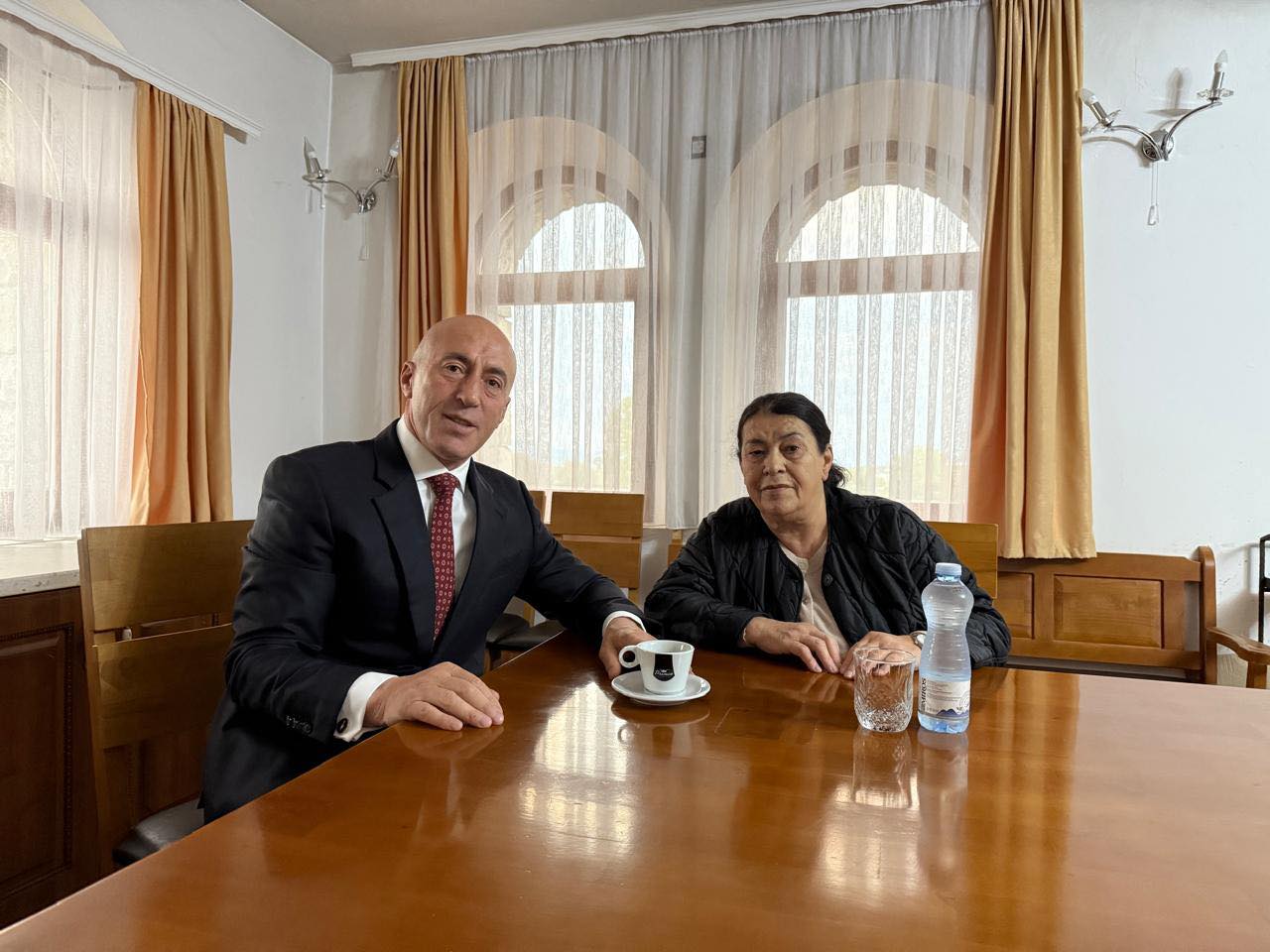 Haradinaj shijon kafen me nënën para se të votojë