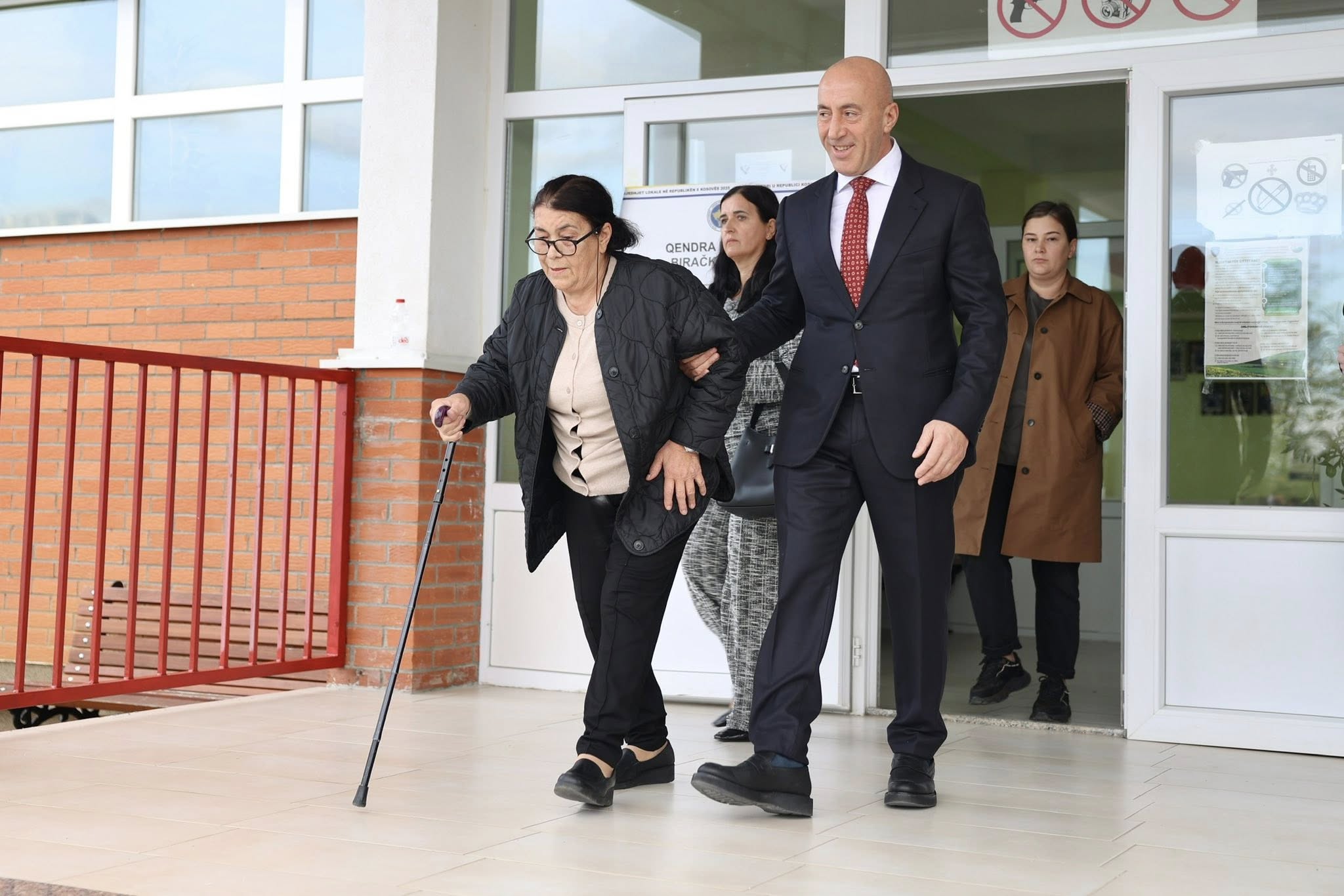 Ramush Haradinaj kryen votimin i shoqëruar nga nëna e tij