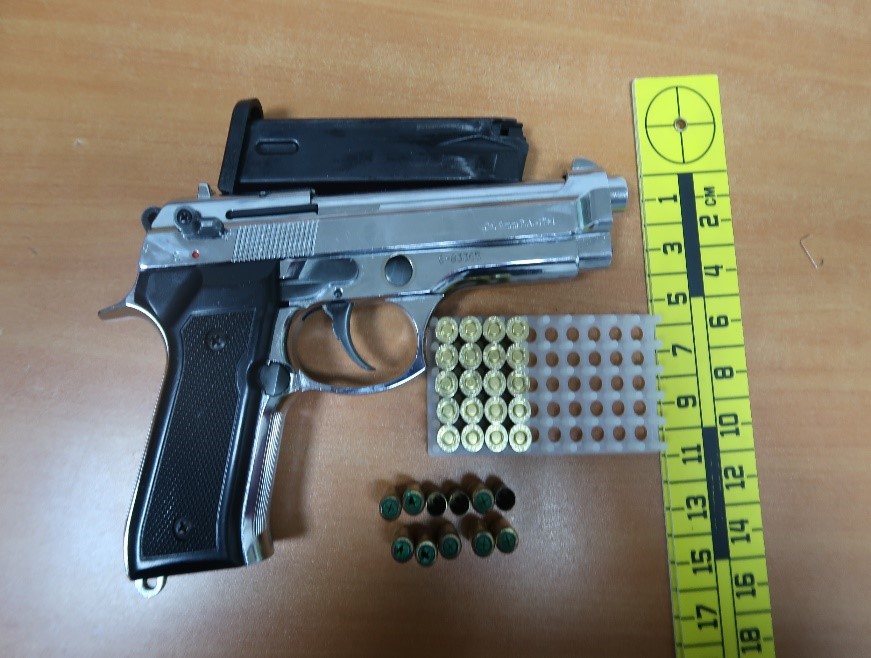 Policia në Prishtinë sekuestron armë dhe shqipton gjoba të shumta