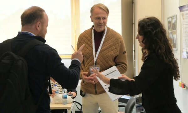 Shefi i BE-së lavdëron zgjedhjet lokale në Kosovë për transparencë