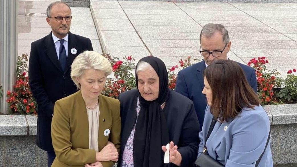 Von der Leyen viziton Srebrenicën, nderon viktimat e gjenocidit