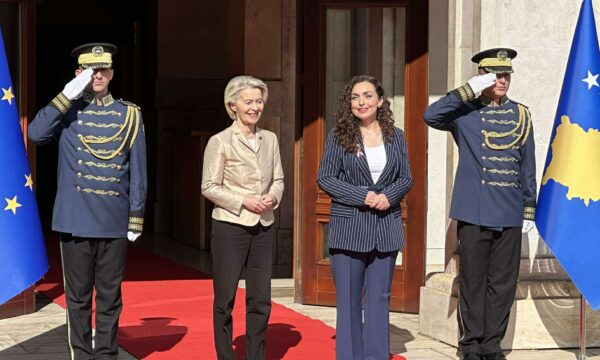Von der Leyen viziton Kosovën, pritet nga Presidentja Osmani