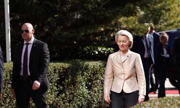 Von der Leyen përfundon vizitën në Kosovë, udhëton drejt Shkupit
