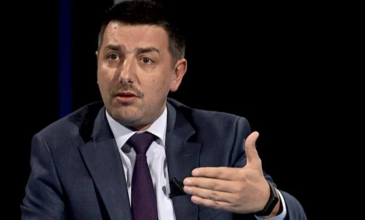 Syla reagon ndaj debatit me Lladrovcin në studio televizive