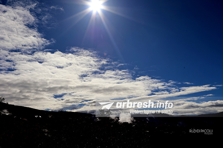 Moti i sotëm në Shqipëri: Diell, vranësira dhe temperatura 18°C