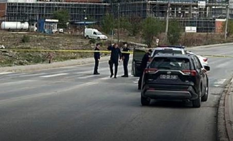 Arrestimi për kanosje shkakton bllokim rruge pranë ambasadës