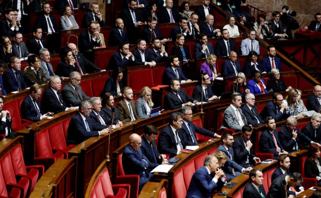 Kryeministri i Francës kalon me sukses votën e mosbesimit