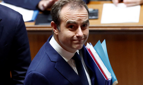 Kryeministri francez kalon me sukses dy mocione mosbesimi