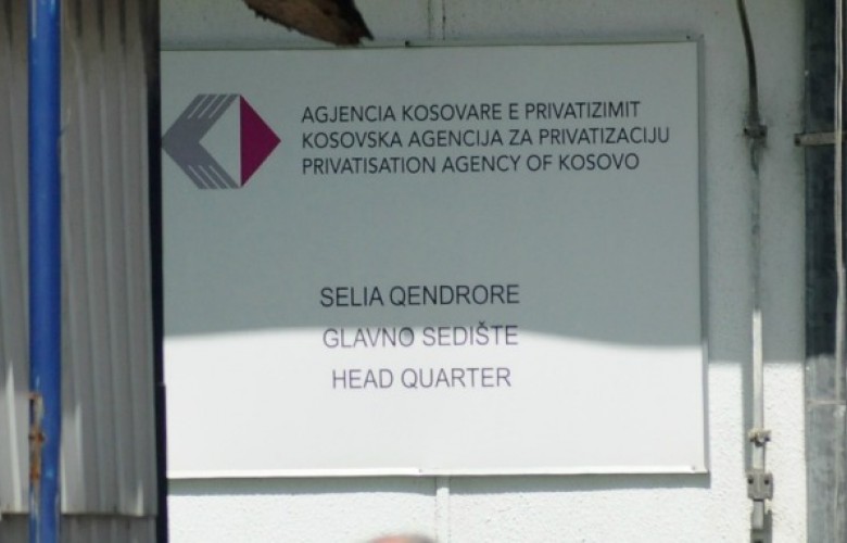 Punëtorët e “Rilindja” protestojnë pranë zyrave të AKP-së