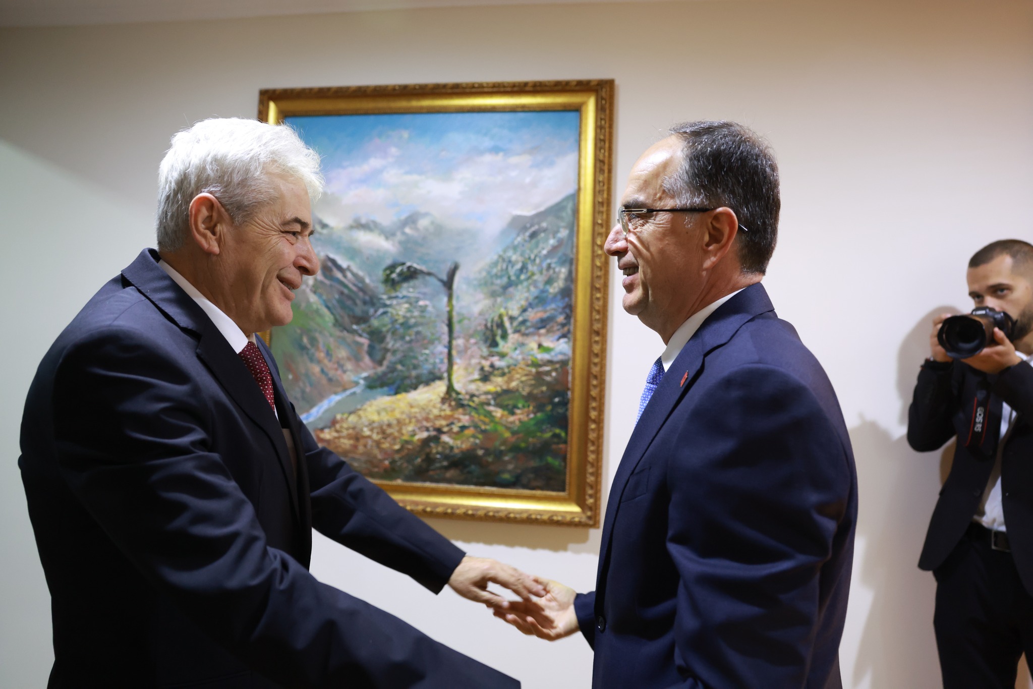 Ahmeti mbërrin në Tiranë, pritet nga presidenti Begaj