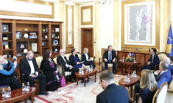 Delegacion finlandez takon Bashën në Kosovë për vlera perëndimore